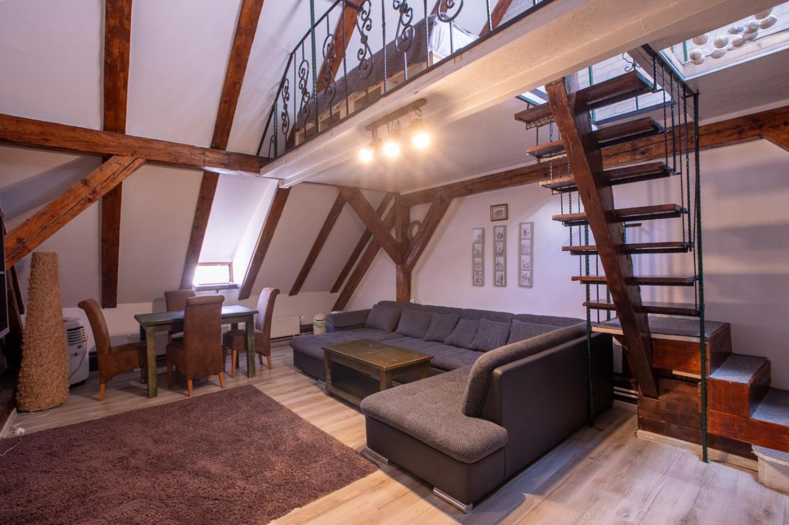 4 Rooms Piata Sfatului Брашов Екстериор снимка
