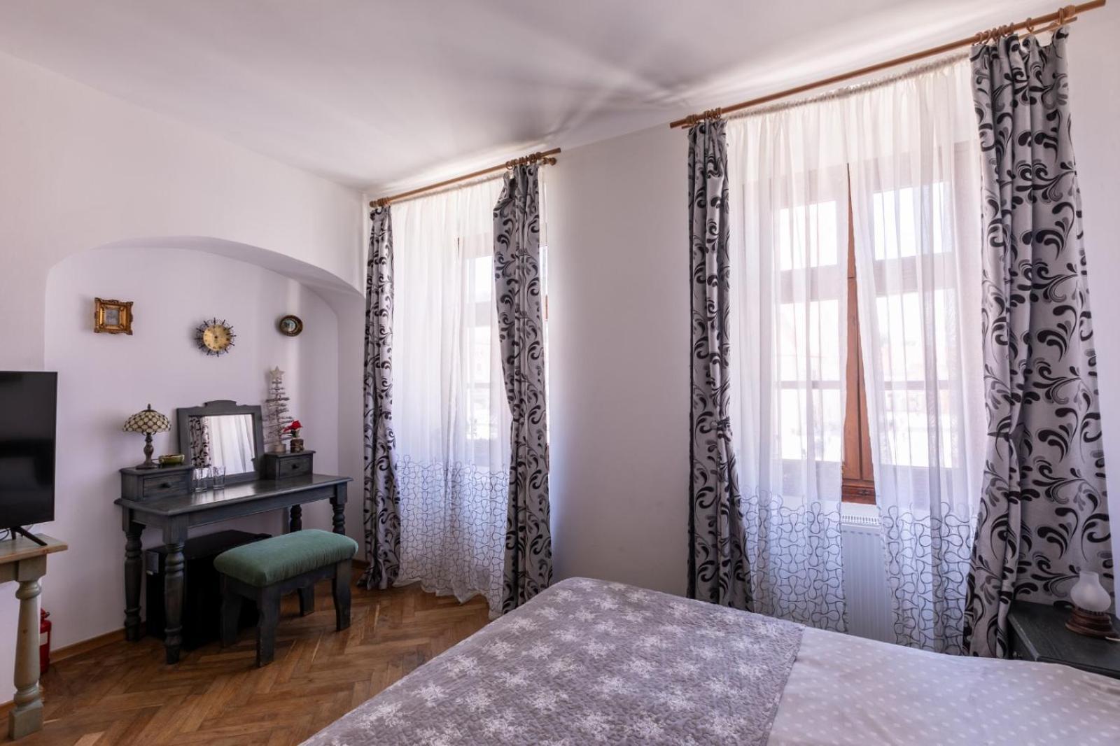 4 Rooms Piata Sfatului Брашов Екстериор снимка