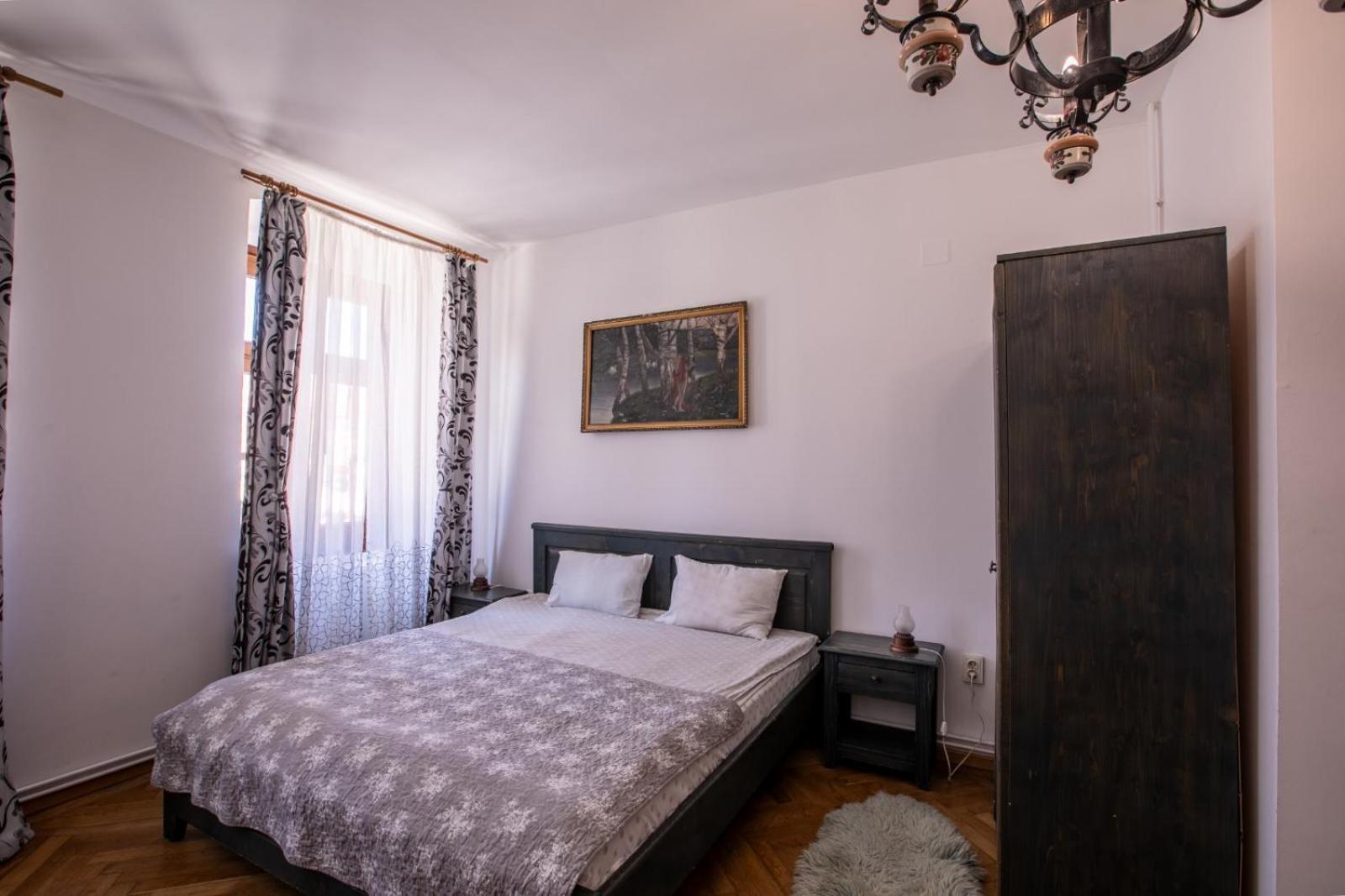 4 Rooms Piata Sfatului Брашов Екстериор снимка