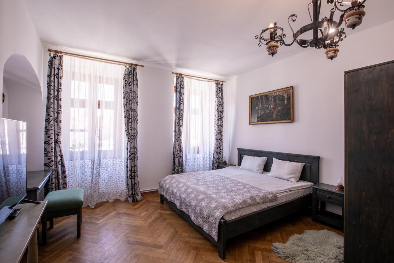 4 Rooms Piata Sfatului Брашов Екстериор снимка