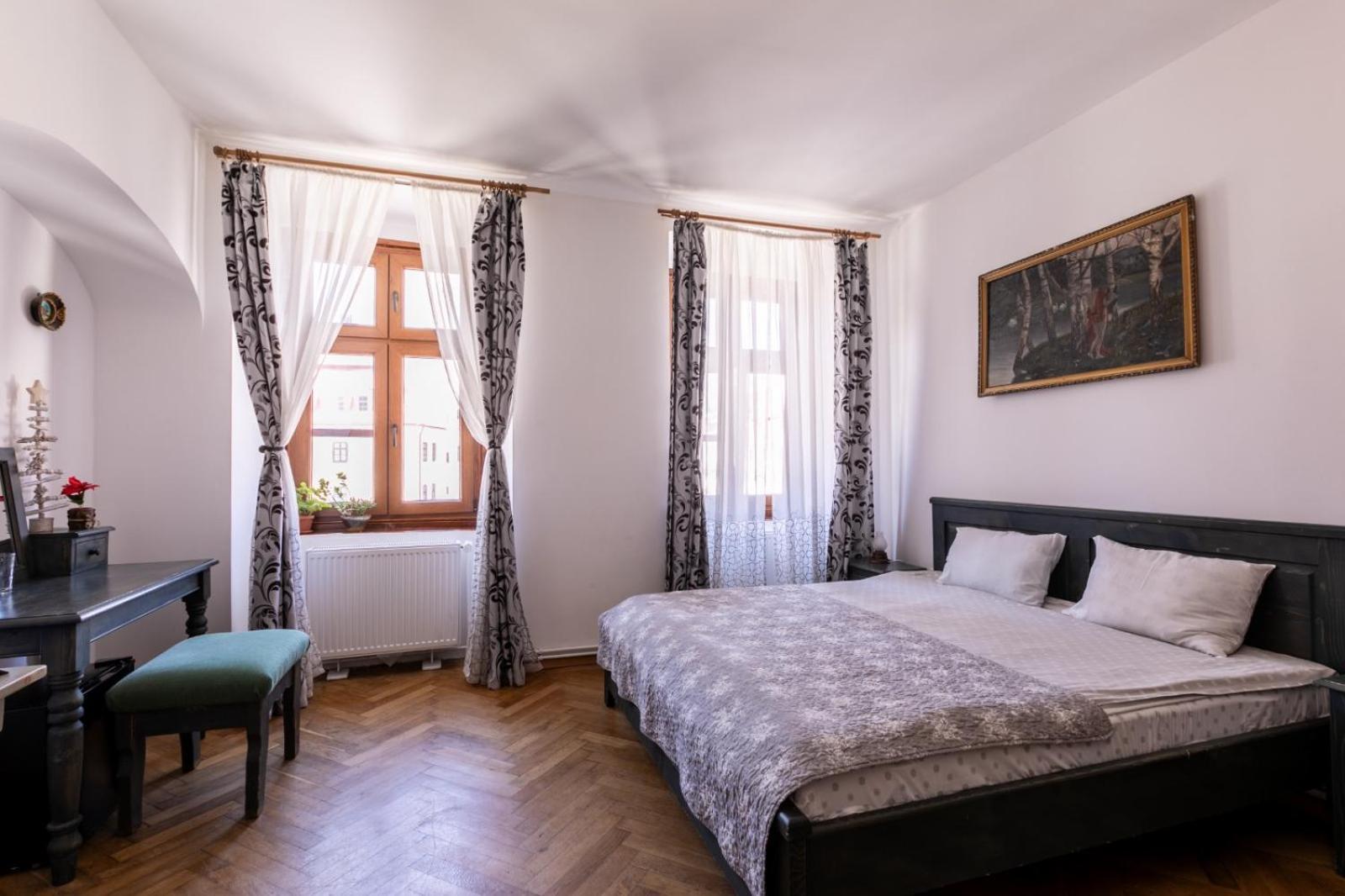 4 Rooms Piata Sfatului Брашов Екстериор снимка