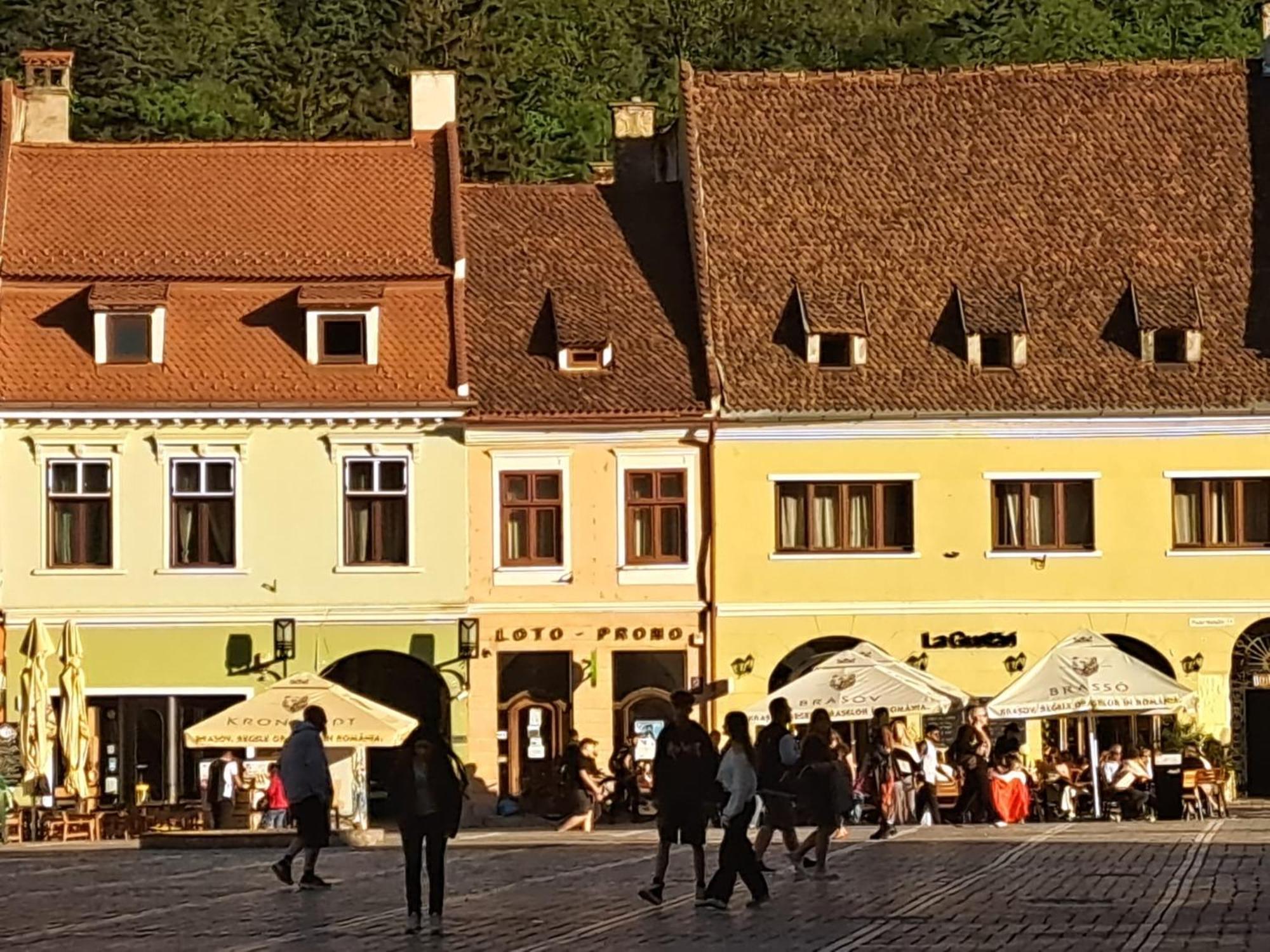 4 Rooms Piata Sfatului Брашов Екстериор снимка