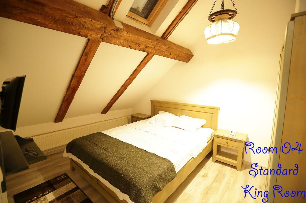 4 Rooms Piata Sfatului Брашов Екстериор снимка